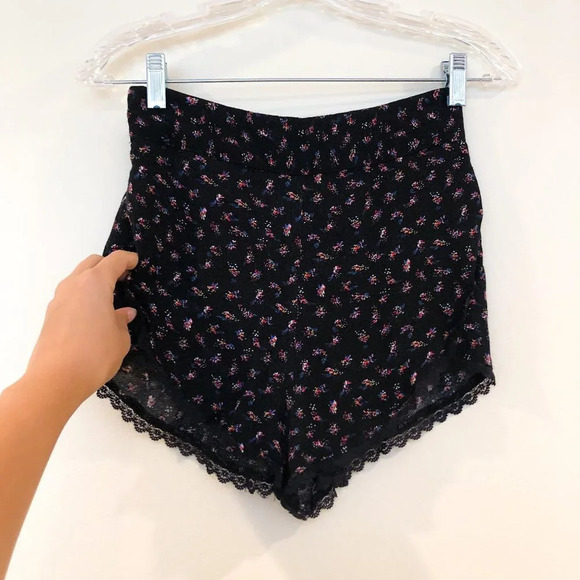🍁UO Kimchi Blue Floral Bohemian Lace Soft Shorts - Picture 1 of 5